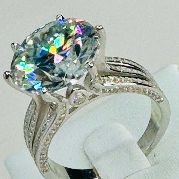 Certified 10 Carat Moissanite Diamond Ring (see video for best presentation) - Picture 9 of 10